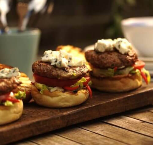 Burger z začinjeno govedino in svinjino ter koromačem in  Galbani gorgonzolo - Galbani